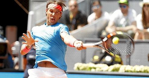 En la imagen, el tenista español Rafa Nadal restando una bola. En la imagen, el tenista español Rafa Nadal restando una bola.