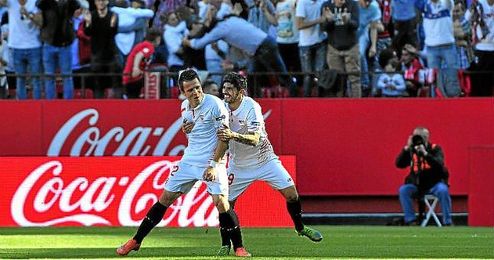 Konoplyanka y Banega celebran el tercer gol, obra del ucraniano. Konoplyanka y Banega celebran el tercer gol, obra del ucraniano.