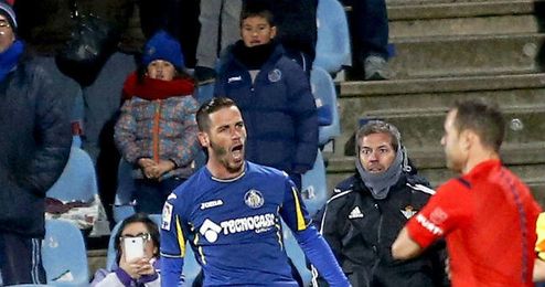 En la imagen, Álvaro Vázquez celebra uno de sus tantos. En la imagen, Álvaro Vázquez celebra uno de sus tantos.