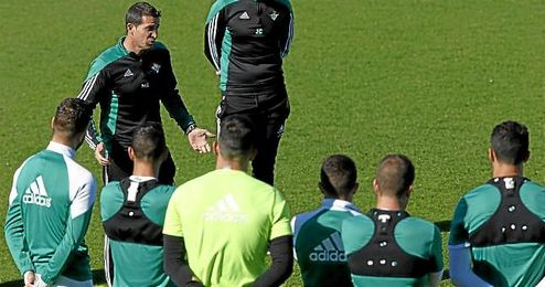 Merino, en una charla con sus jugadores. Merino, en una charla con sus jugadores.