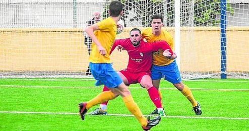 Pepelu, en el centro, intenta controlar un balón durante un partido de esta temporada ante la Rociera. Pepelu, en el centro, intenta controlar un balón durante un partido de esta temporada ante la Rociera.