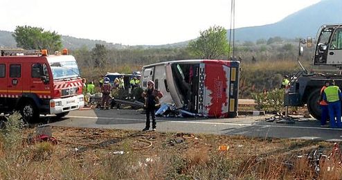 Imagen del estado en el que ha quedado el autobús accidentado. Imagen del estado en el que ha quedado el autobús accidentado.