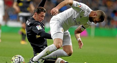 Krychowiak trata de frenar a Benzema Krychowiak trata de frenar a Benzema