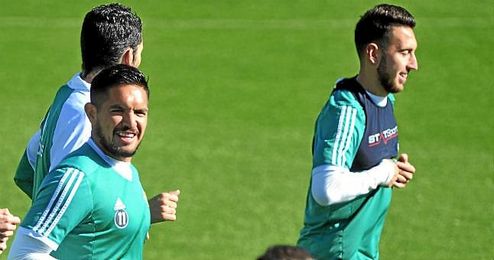 Vargas y Varela, dos de los laterales de la plantilla. Vargas y Varela, dos de los laterales de la plantilla.