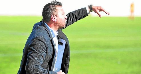 Chiqui Torres, entrenador del Alcalá, con gesto expresivo durante un encuentro de la presente Liga. Chiqui Torres, entrenador del Alcalá, con gesto expresivo durante un encuentro de la presente Liga.