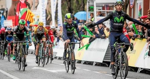 El pelotón se mantuvo unido durante el primer tercio de la etapa, pero finalmente las rachas de viento lo cortaron en dos. El pelotón se mantuvo unido durante el primer tercio de la etapa, pero finalmente las rachas de viento lo cortaron en dos.