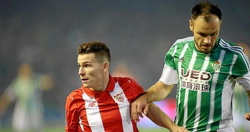 Westermann, junto a Gameiro en el derbi de Liga. Westermann, junto a Gameiro en el derbi de Liga.