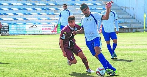 Álex Hornillo controla el esférico ante un jugador del Córdoba B en el partido disputado ayer. Álex Hornillo controla el esférico ante un jugador del Córdoba B en el partido disputado ayer.