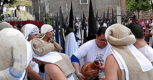 Imagen de la hermandad de La Sed procesionando por el centro de Sevilla. Imagen de la hermandad de La Sed procesionando por el centro de Sevilla.