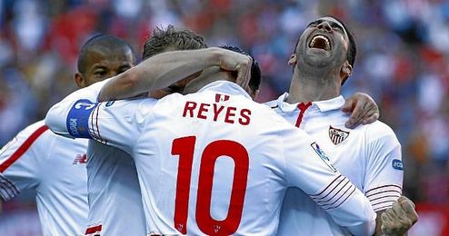 Rami y Krohn-Dehli celebran el gol de Reyes al Villarreal. Rami y Krohn-Dehli celebran el gol de Reyes al Villarreal.