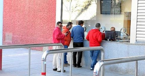 Aspecto de las taquillas del Pizjuán al comienzo de la venta de entradas para San Mamés. Aspecto de las taquillas del Pizjuán al comienzo de la venta de entradas para San Mamés.