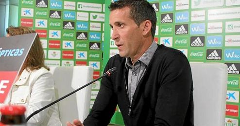 En la imagen, el entrenador del Real Betis, Juan Merino, ofreciendo una rueda de prensa. En la imagen, el entrenador del Real Betis, Juan Merino, ofreciendo una rueda de prensa.