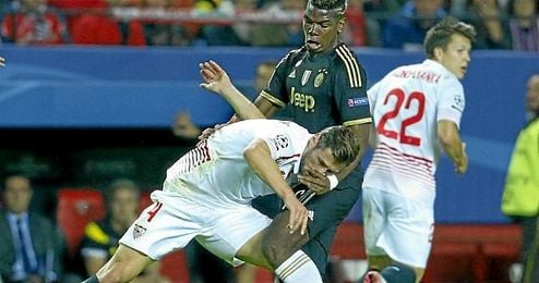 Krychowiak pelea un balón con Pogba en un partido de Champions de esta campaña. Krychowiak pelea un balón con Pogba en un partido de Champions de esta campaña.