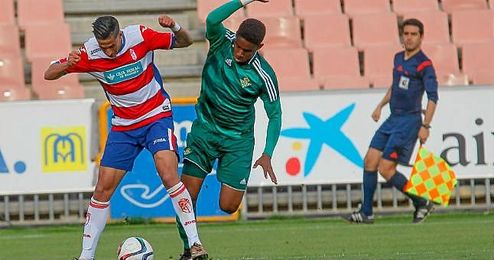 El lateral verdiblanco Junior presiona a un rival en un lance del Granada B-Betis B El lateral verdiblanco Junior presiona a un rival en un lance del Granada B-Betis B