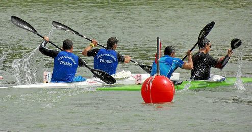 Imagen del Campeonato de Andalucía de barcos de equipo, ayer en el Guadalquivir. Imagen del Campeonato de Andalucía de barcos de equipo, ayer en el Guadalquivir.