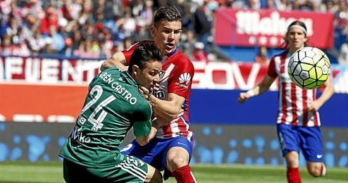 Rubén Castro pugna por el balón con Lucas Hernández. Rubén Castro pugna por el balón con Lucas Hernández.
