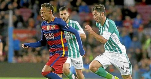 Cejudo persigue a Neymar en el partido de la primera vuelta. Cejudo persigue a Neymar en el partido de la primera vuelta.