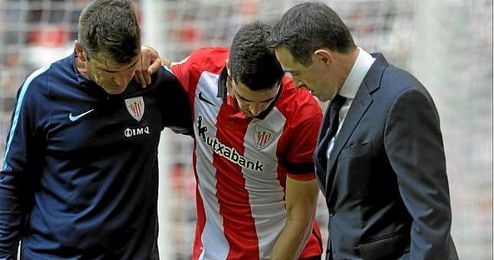 Sabin Merino, en el momento de retirarse del campo. Sabin Merino, en el momento de retirarse del campo.