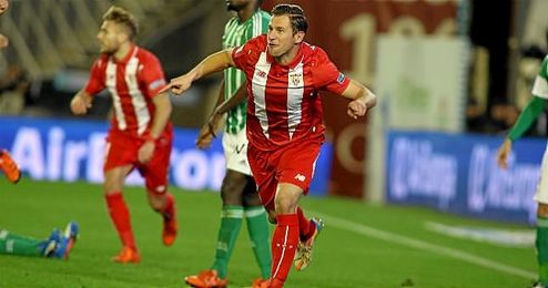 Krychowiak celebra un gol en el Benito Villamarín. Krychowiak celebra un gol en el Benito Villamarín.