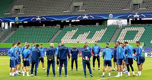 La plantilla del Real Madrid, atenta a las indicaciones de Zinedine Zidane La plantilla del Real Madrid, atenta a las indicaciones de Zinedine Zidane