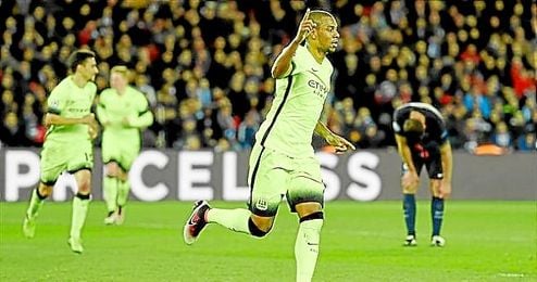 Fernandinho celebra el empata a dos ante el PSG. Fernandinho celebra el empata a dos ante el PSG.