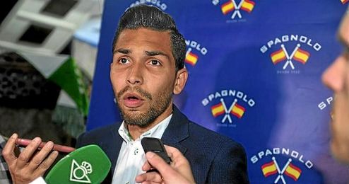 Petros atiende a los medios durante el acto. Petros atiende a los medios durante el acto.
