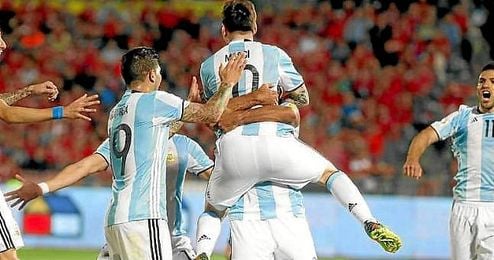 Los jugadores de Argentina celebran un gol de Messi. Los jugadores de Argentina celebran un gol de Messi.