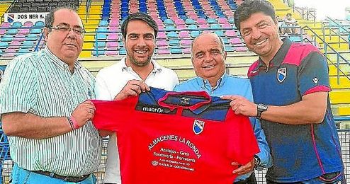 Francisco Palacios (izquierda) ha sido reelegido como presidente del At. Dos Hermanas. Francisco Palacios (izquierda) ha sido reelegido como presidente del At. Dos Hermanas.
