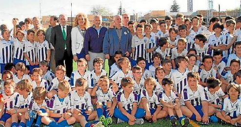 La familia del Castilleja posa junto al presidente de la Diputación, Fernando Rodríguez. La familia del Castilleja posa junto al presidente de la Diputación, Fernando Rodríguez.