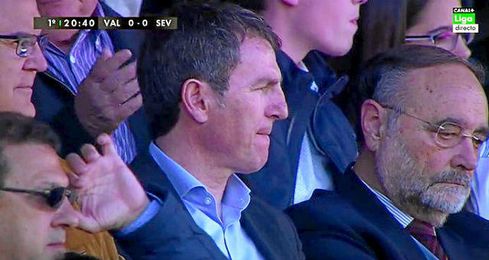 Roberto, en la grada de Mestalla. Roberto, en la grada de Mestalla.