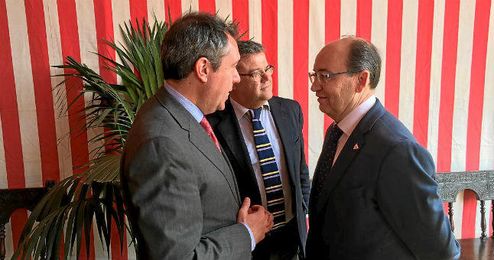 José Castro departió en la Feria con el alcalde, Juan Espadas. José Castro departió en la Feria con el alcalde, Juan Espadas.