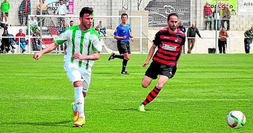 El rojinegro Jorge en un lance del último choque ante el Córdoba B. El rojinegro Jorge en un lance del último choque ante el Córdoba B.