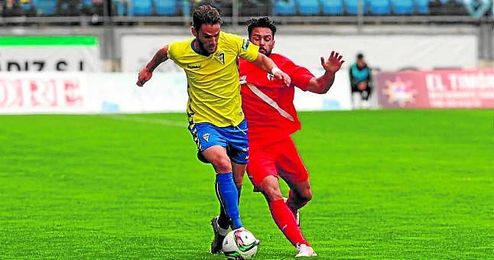 El madrileño Ivi, ante el Cádiz. El madrileño Ivi, ante el Cádiz.