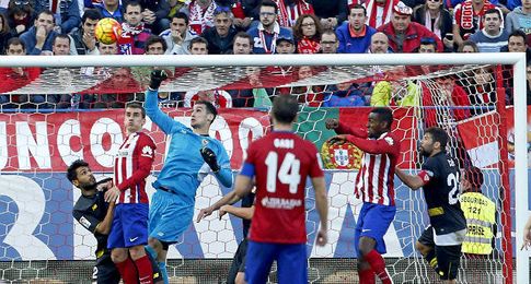 Imagen de un lanzamiento a la portería de Sergio Rico. Imagen de un lanzamiento a la portería de Sergio Rico.