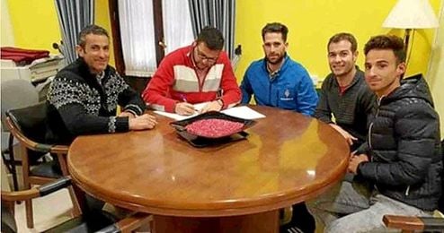 El Ayuntamiento firma convenios con los clubes deportivos El Ayuntamiento firma convenios con los clubes deportivos
