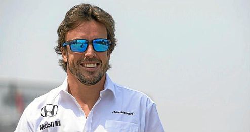 Alonso se paseó muy contento por el circuito después del visto bueno de la FIA para volver a subirse al coche. Alonso se paseó muy contento por el circuito después del visto bueno de la FIA para volver a subirse al coche.