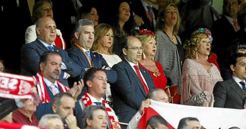 José Castro, acompañado en el palco por Urrutia. José Castro, acompañado en el palco por Urrutia.