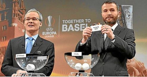 Frei saca la bola del Sevilla durante el sorteo de la Europa League. Frei saca la bola del Sevilla durante el sorteo de la Europa League.