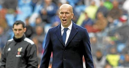Zidane, en la banda del Coliseum. Zidane, en la banda del Coliseum.
