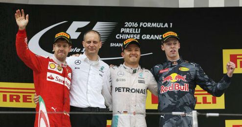 Rosberg, Kvyat y Vettel, en el podio de Shanghai. Rosberg, Kvyat y Vettel, en el podio de Shanghai.