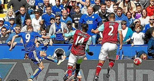 Vardy hizo el primero del Leicester y luego acabó expulsado. Vardy hizo el primero del Leicester y luego acabó expulsado.
