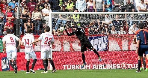 Sergio Rico atrapa la falta de Fajr. Sergio Rico atrapa la falta de Fajr.