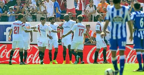 M´Bia hizo dos de los cuatro tantos en la goleada sevillista sobre el Deportivo la pasada temporada. M´Bia hizo dos de los cuatro tantos en la goleada sevillista sobre el Deportivo la pasada temporada.