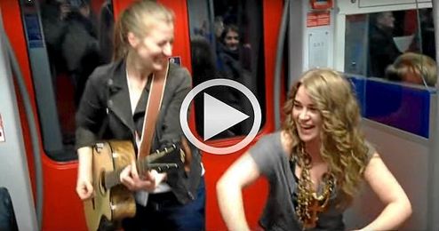 Kiddo Kat y Heidi Joubert, las cantantes del metro. Kiddo Kat y Heidi Joubert, las cantantes del metro.