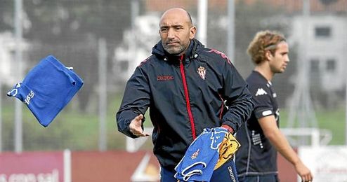 Abelardo, en un entrenamiento del Sporting. Abelardo, en un entrenamiento del Sporting.