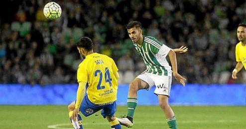 Ceballos disputa un balón con Tana en el Betis-Las Palmas. Ceballos disputa un balón con Tana en el Betis-Las Palmas.