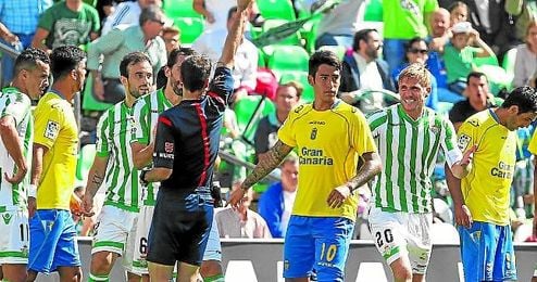 Las Palmas sacó un empate de su última visita al Villamarín; fue en Segunda división y Perquis fue expulsado. Las Palmas sacó un empate de su última visita al Villamarín; fue en Segunda división y Perquis fue expulsado.