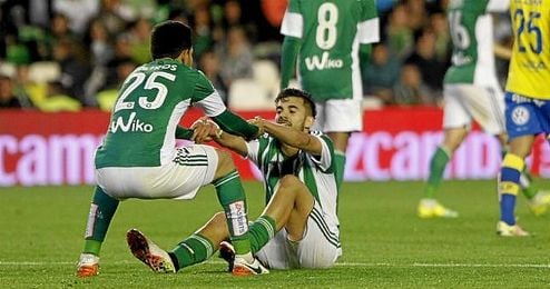 Petros ayuda a levantarse a Ceballos. Petros ayuda a levantarse a Ceballos.
