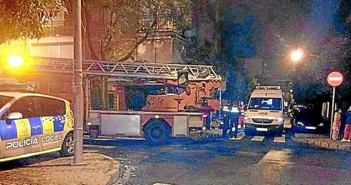 Imagen de la intervención de los Bomberos en el edificio del Cerro. Imagen de la intervención de los Bomberos en el edificio del Cerro.