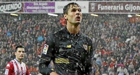 Llorente, sobre el césped de El Molinón. Llorente, sobre el césped de El Molinón.